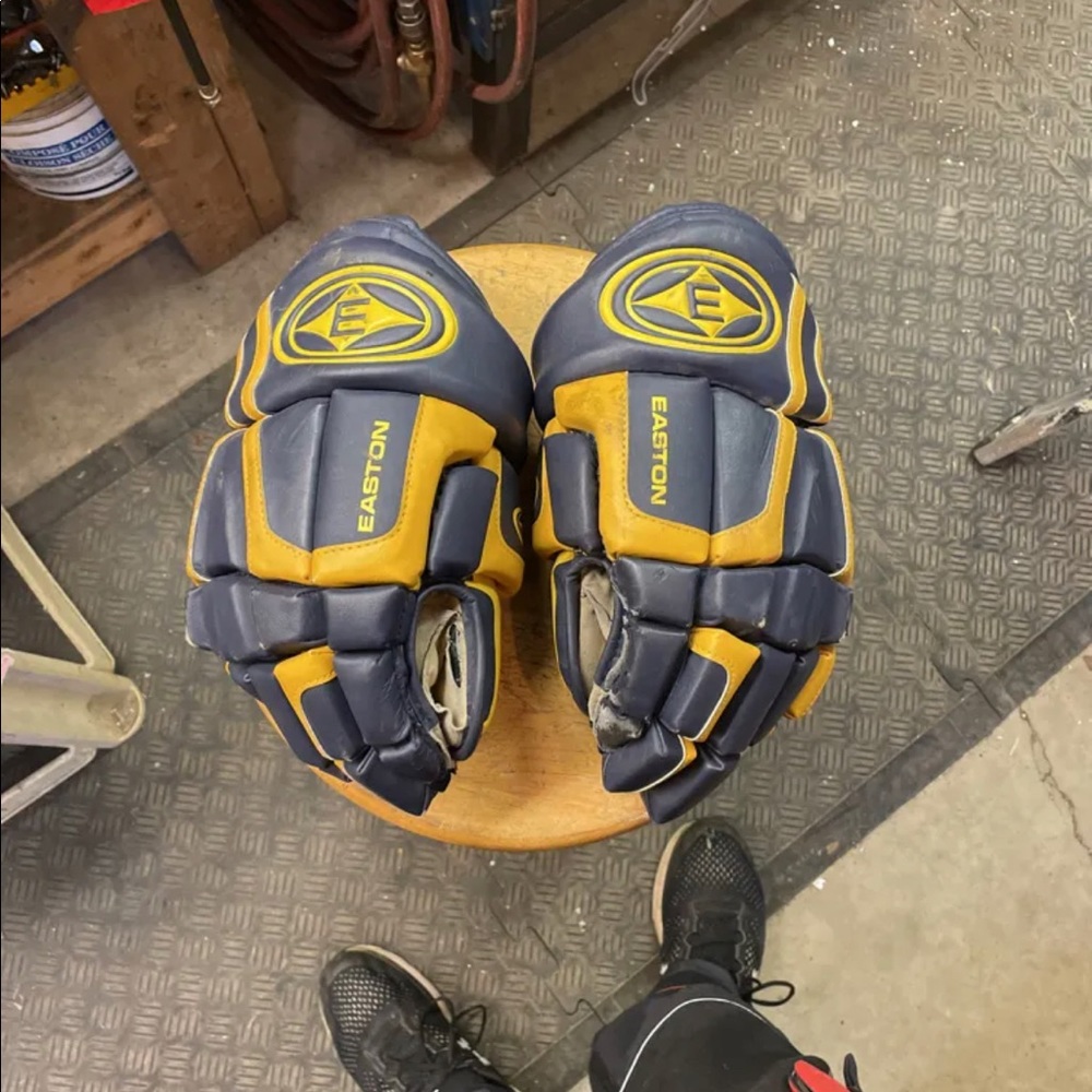 Wilfrid Laurier ice hockey team issued gloves